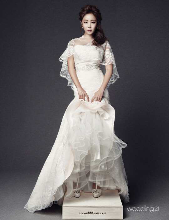 나르샤는 과거 월간웨딩21과 진행한 웨딩 화보에서 세련미 넘치는 모습을 보여줬다. 공개된 화보속 나르샤는 모던하면서도 빈티지한 디테일의 순백 드레스 차림이다. 자연스러운 눈빛 연기와 손 연기로 프로다운 모습을 보여준다. 월간웨딩21 제공